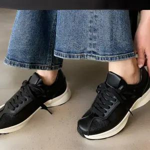 여자 매끈한 키높이 크림색 레더 운동화