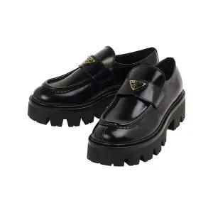 (프라다) FW25 여성 브러시드 가죽 로퍼 1D185O 055 F0002