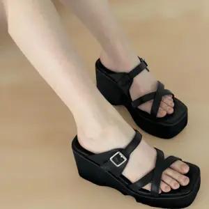 [신상오픈런]여성용 블랙 통굽 스트랩 샌들 (34222022)