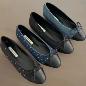 [신상오픈런]여성 리본 장식 배색 둥근코 로우힐 플랫 신발 (33435098)