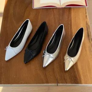 [신상오픈런]메탈릭 플랫슈즈 뾰족코 리본 플랫 금색 발레리나 (30222194)