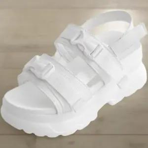 [신상오픈런]여성 편안한 조절 끈 더블 스트랩 미끄럼 방지 샌들 (33434927)