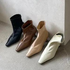 [신상오픈런]뾰족코 여성 유광 인조가죽 삭스부티 키튼힐 앵클부츠 (29504901)