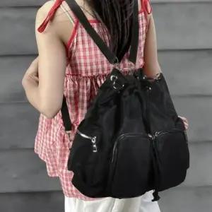 [신상오픈런]여성용 카고 스타일 투포켓 버킷백 블랙 캠퍼스 백팩 (40734414)