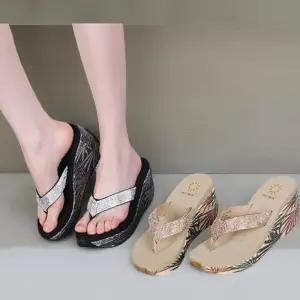 [신상오픈런]여성 독특한 큐빅 장식 스트랩 높이 조절 웨지힐 샌들 (34223336)