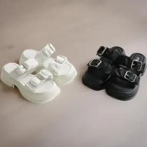 [신상오픈런]여성 러블리 메탈 장식 곱창 키높이 스트랩 샌들 (34222583)