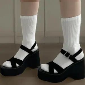 [신상오픈런]여성 일상용 스웨이드 버클 스트랩 블랙 높이 증가 샌들 (34222100)