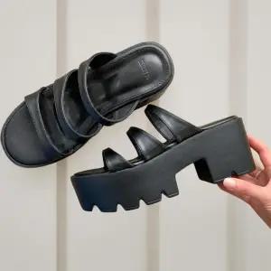 [신상오픈런]여성 키높이 통굽 슬리퍼 가죽 샌들 (34221145)