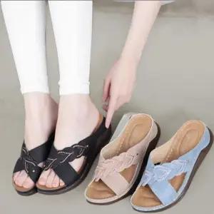 [신상오픈런]여성용 큐빅 장식 리프 디자인 가죽 샌들 (34223228)