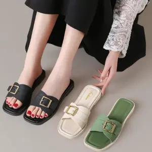 [신상오픈런]여성 심플 메탈 버클 앞코 사각 슬리퍼 샌들 (33435517)