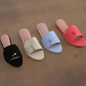 [신상오픈런]여성용 컬러 메탈 장식 오픈토 로우힐 가죽 샌들 슬리퍼 (33435036)