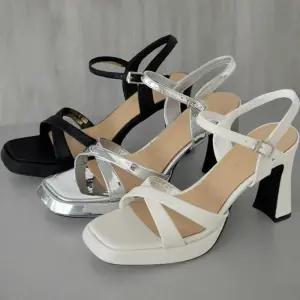 [신상오픈런]여성 단순 버클 통굽 가죽 샌들 크로스 스트랩 (34223461)