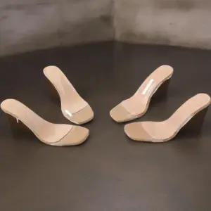 [신상오픈런]여성 투명굽 미들힐 스트랩 사각코 샌들 (34221857)