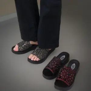 [신상오픈런]여성 큐빅 장식 키높이 슬리퍼 샌들 (34212166)