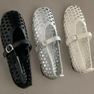 [신상오픈런]여성 유니크 하트 구멍 디테일 트임 메리제인 플랫 슈즈 (34192174)