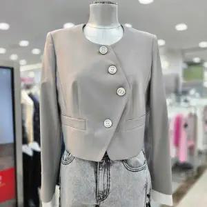 [에고이스트]라운드 카라 여밈 변형 슬림 크롭 자켓 (EQ2WJ363)_DG