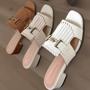 [신상오픈런]여성용 심플 태슬 메탈 오픈토 뮬 가죽 샌들 (34705818)