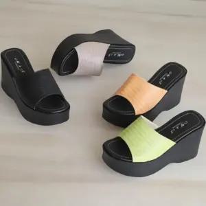 [신상오픈런]여성 단색 퀼팅 키높이 실내 통굽 샌들 슬리퍼 (34705685)