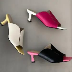 [신상오픈런]여성 클래식 컬러 블록 가죽 트임 사각코 로우힐 뮬 샌들 (34705682)