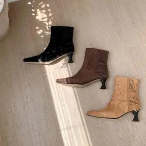 [신상오픈런]여성 스웨이드 프린지 스틸레토 미들힐 부츠 (40165665)