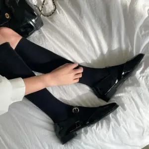 [신상오픈런]메리제인 버클 유광플랫슈즈 검정색단화 (28991308)