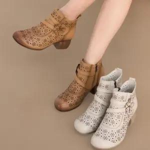 [신상오픈런]여자 가죽 꽃장식 펀칭 스트랩 둥근코 통굽 앵클 부츠 (39079831)