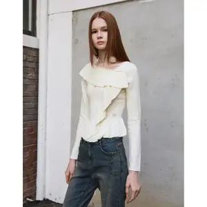 [에고이스트](강남점)[BLUE LABEL] 언밸런스 러플 사선 니트탑 (ER3OKL01)