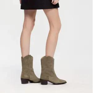 코모레비 뮤지엄 정상가:194,000원 3Colors 핸드메이드 카우레더 웨스턴 스웨이드 미들 부츠 천연가죽 ver