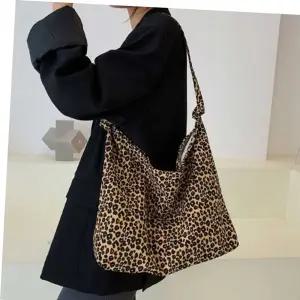 여자 가을 데이트 룩 주말 외출 레오파드 숄더 에코백