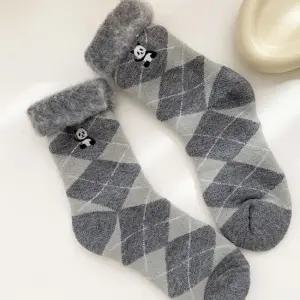 발을 따뜻하게 유지해주는 소프트 두껍이 퍼 양말