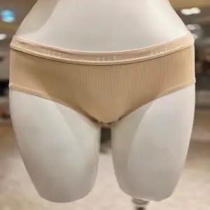 엘르이너웨어 스킨 ELLE로고 골지 아웃밴드 여성 심리스팬티 EEWBPR27SK