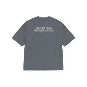 내셔널지오그래픽 NATIONALGEOGRAPHIC N262UTS250 크라즈 백그래픽 세미오버핏 반팔 티셔츠 URBAN KHAKI N2
