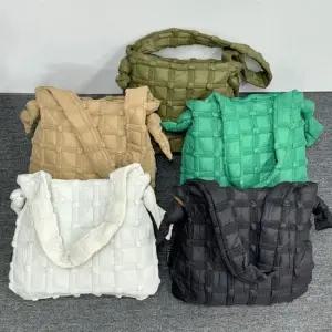 패딩 숄더 크로스백 겨울용 방한 가방 BR1827 숄더 패션가방 겨울가방 브랜드가방 패딩백