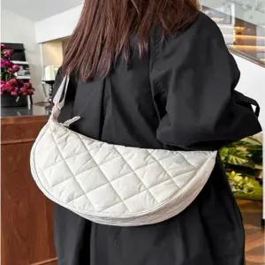 여성 수납력좋은 데일리백 캐주얼 누빔 반달크로스백 캐주얼가방 여행가방