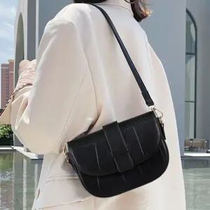 반달모양 미니 크로스백 꼬임끈 포인트 직장인 핸드백