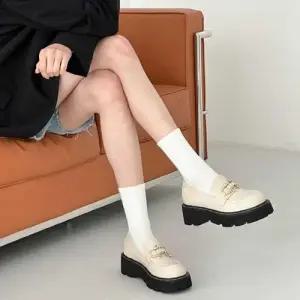 발등 골드장식 스트랩 포인트 통굽 클래식 로퍼 WE8C3F4