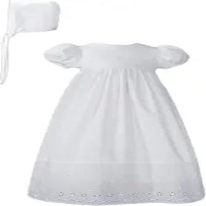 보닛이 달린 레이스 테두리가 흰색 면 세례 가운