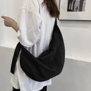 남녀공용 크로스백 반달 방수 쉐입 HH-G35