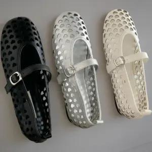 [신상오픈런]여성 여름 하트홀 구멍 장식 메리제인 스트랩 플랫 샌들 (33434942)