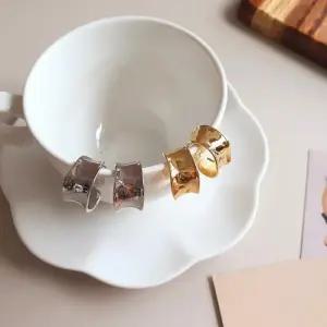 [신상오픈런]여성 18K 스터드 광택 메탈 패션 귀걸이 (41033730)