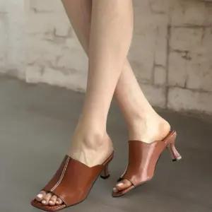 [신상오픈런]여성 귀여운 오픈토 광택 가죽 각진코 뮬 샌들 (34705845)