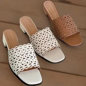 [신상오픈런]여성 펀칭 디자인 낮은굽 사각코 코팅가죽 뮬 샌들 (34705677)