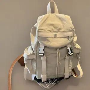 [신상오픈런]여성용 실용적인 사이드포켓 버클 백팩 (33306318)