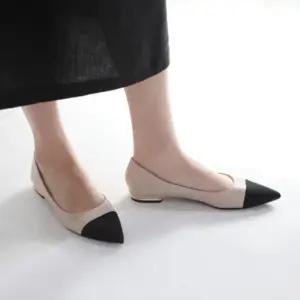 [신상오픈런]압코배색 뾰족코 여성 봄단화 금장굽 플랫슈즈 (30316862)