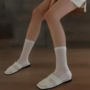 [신상오픈런]여성 클래식 앞코 사각 가죽 트임 스트랩 뮬 샌들 (34705757)