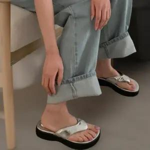 [신상오픈런]여성용 여름 블랙 실버 편안한 샌들 쪼리 슬리퍼 (34705674)