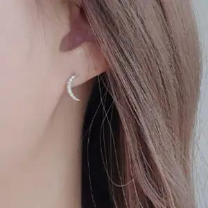 [신상오픈런]여성용 블링러브 초승달 큐빅 스터드 귀걸이 (33138414)