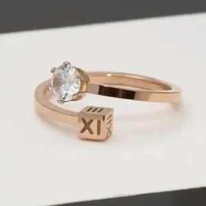 [신상오픈런]로마숫자 큐빅 블링 금색 여성 오픈링 실반지 (30330250)