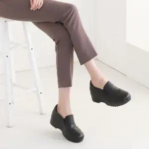 [신상오픈런]엄마신발 둥근코 슬립온 가죽구두 통굽 키높이 (30321728)