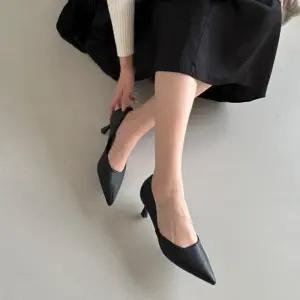 [신상오픈런]키튼힐 뾰족코 옆트임 얇은굽 가죽구두 펌프스 (30316914)